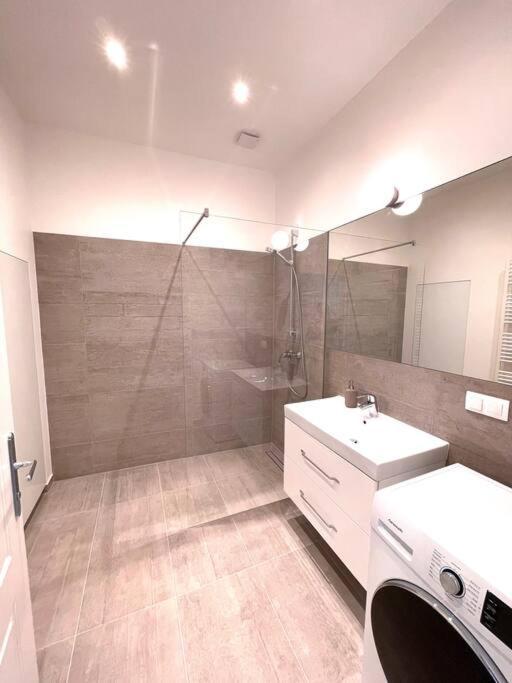 Brand New Spacious & Stylish Aptmt In City-Centre Viena Exterior foto